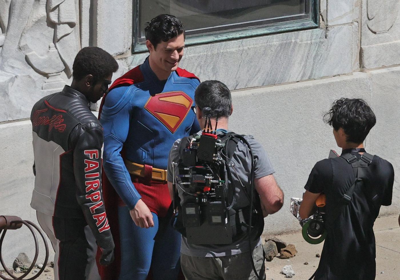 Superman: Imagens de bastidores revelam uniforme completo
