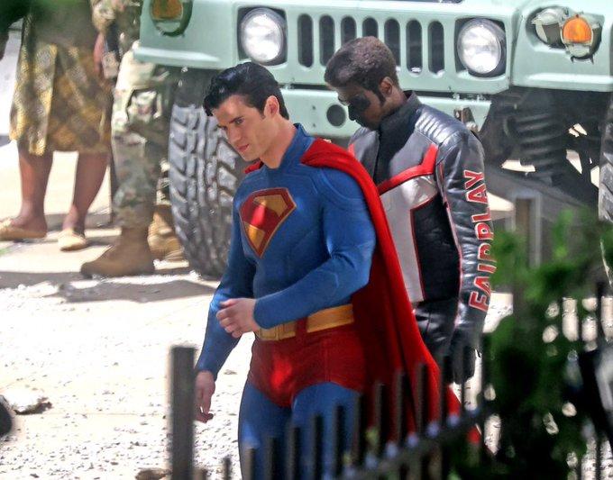 Superman: Imagens de bastidores revelam uniforme completo