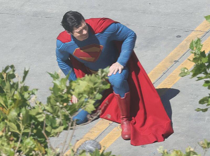 Superman: Novas fotos revelam herói pronto para voar