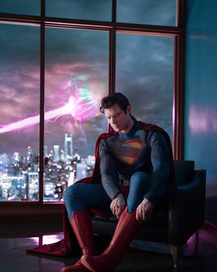 Gunn revela primeira imagem oficial de David Corenswet o Superman