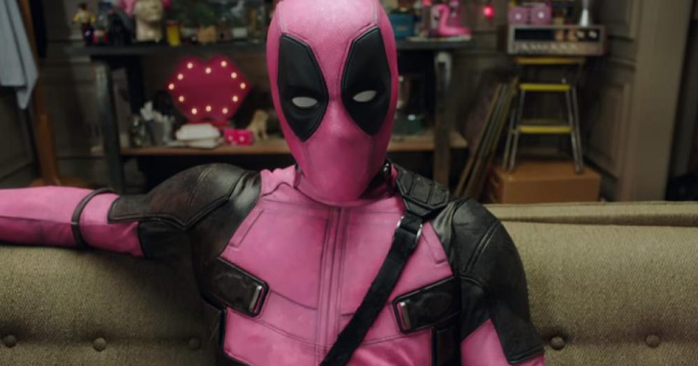 Vestindo uniforme rosa Deadpool apoia campanha contra o câncer