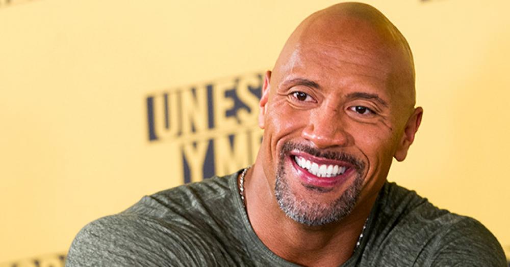 Jumanji: Dwayne Johnson revela traje que usará no filme