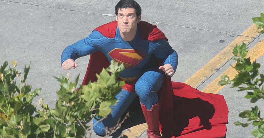 Superman: Novas fotos revelam herói pronto para voar