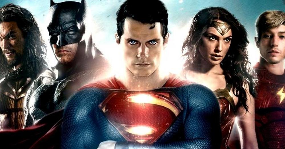 Liga da Justiça: Zack Snyder divulga foto do Batmóvel